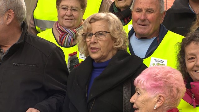 Manuela Carmena participa en la campaña vecinal 'Mantén limpio tu barrio'