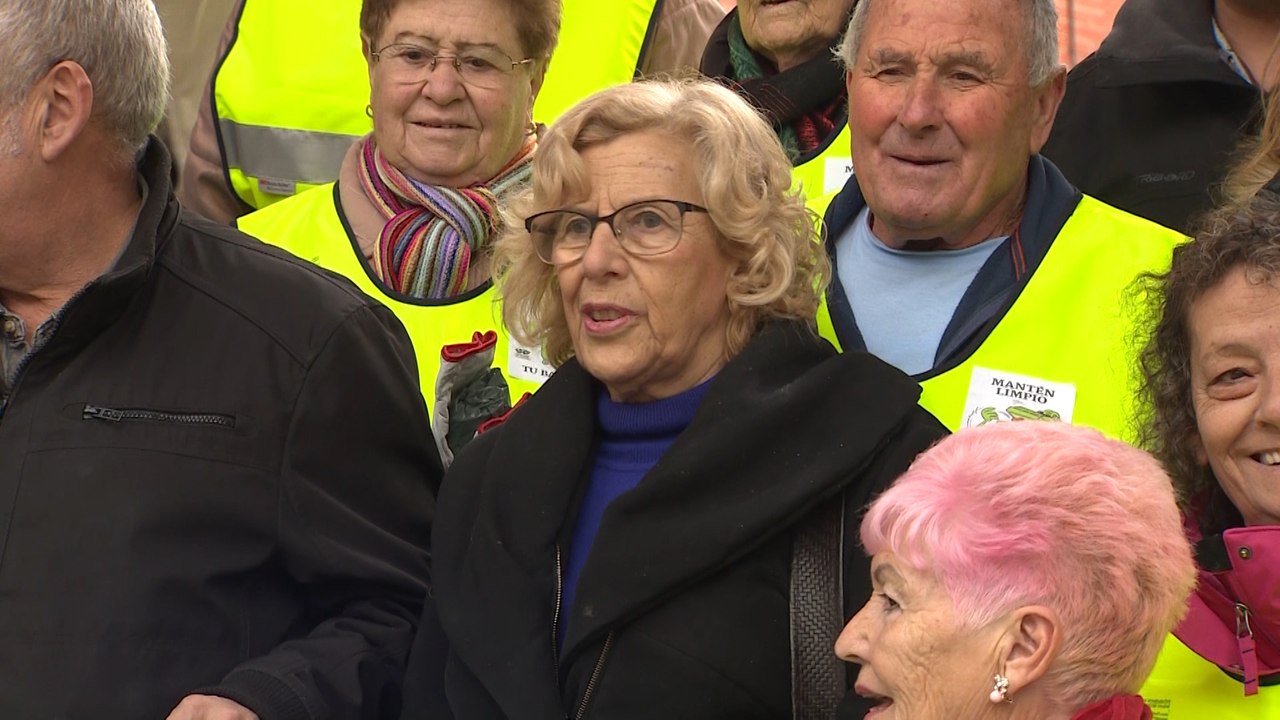 Manuela Carmena participa en la campaña vecinal 'Mantén limpio tu barrio'