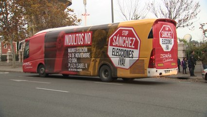 Autobús contra los indultos recorre las calles de Madrid