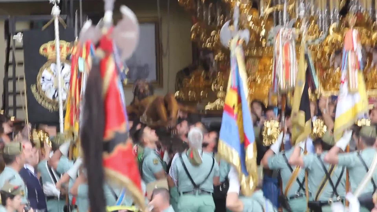 Traslado del Cristo de la Buena Muerte por los legionarios en Málaga