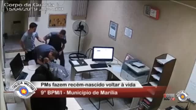 Dos policías de Sao Paulo salva la vida de un bebé de 21 días que se estaba asfixiando