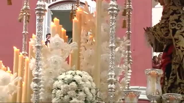 El expresidente del Gobierno, José María Aznar, acude a la salida de la Virgen de la Caridad que porta un fajín de Franco