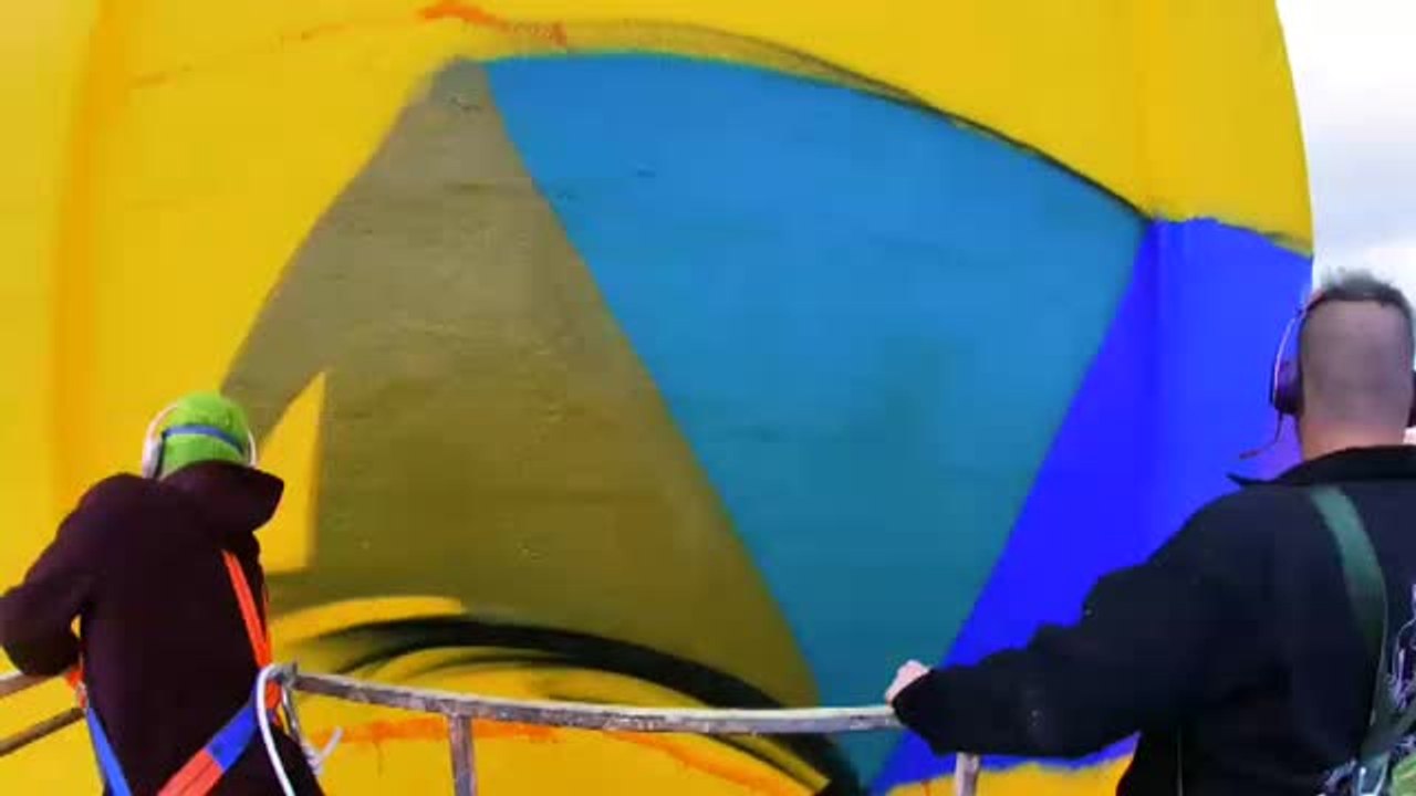 Okuda lleva su arte urbano a Ciudad Real para dar una nueva y colorida vida a diez silos de la provincia