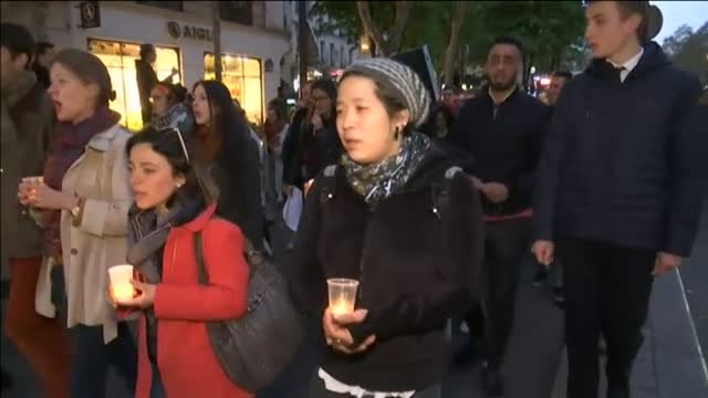 El espíritu de Francia marcha en vigilia por la catedral de Notre Dame