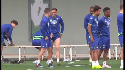 Risas y abrazos por el fichaje de Lo Celso en el entrenamiento del Betis