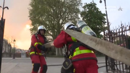 Intervención de los bomberos durante el incendio de Notre Dame