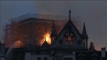 Cánticos y rezos han acompañado los trabajos de extinción de las llamas que han devorado Notre Dame
