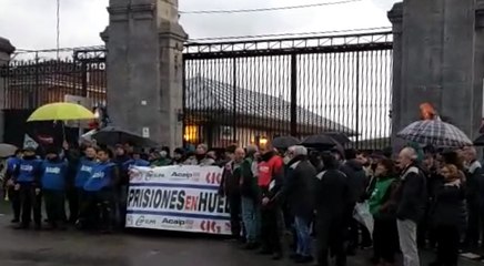 trabajadores de El Dueso levantan el bloque de acceso al penal