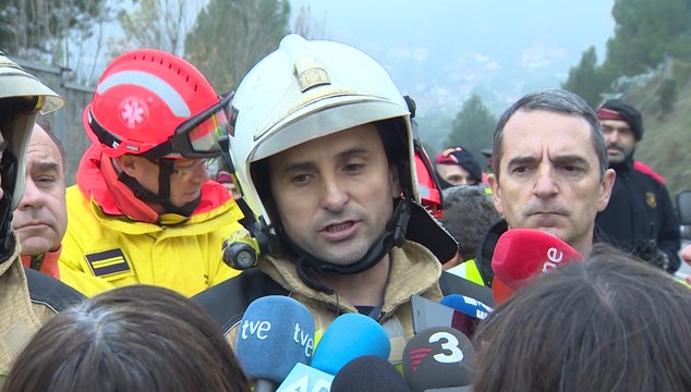 Bomberos han trabajado para organizar la evacuación del tren descarrilado