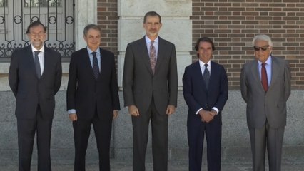 Скачать видео: El Rey Felipe VI junto a Rajoy, Zapatero, Aznar y Felipe González