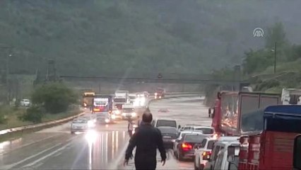 Sakarya'da sağanak - Su baskınlar nedeniyle ulaşımda aksamalar yaşanıyor