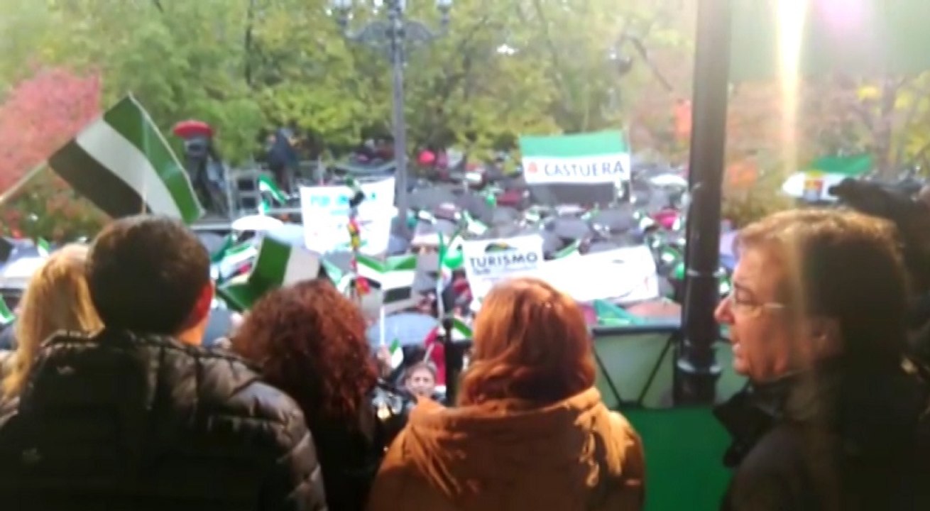 Miles de personas 'se mojan' en Cáceres por un tren digno para Extremadura