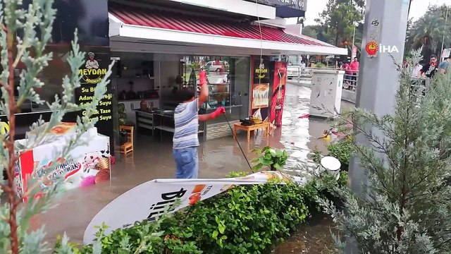 Osmaniye’de sağanak yağış...Ev ve iş yerlerini su bastı