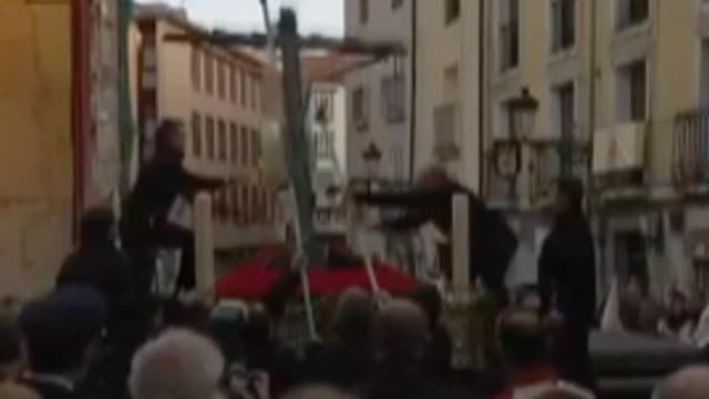 El Cristo de las Gotas se da de bruces en la procesión de Burgos