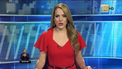 Cámaras captan a sujeto robando partes de un carro