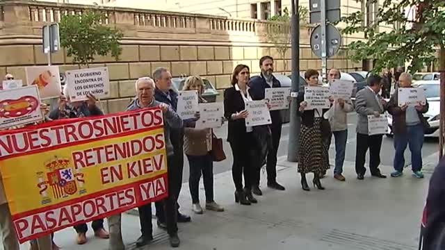 Tenso encuentro entre Delgado y familiares de niños concebidos por gestación subrogada en Ucrania