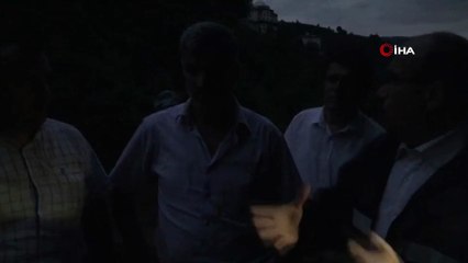 Araklı’daki sel sonrası Vali Ustaoğlu ve beraberindekiler Çamlıktepe mahallesine ulaşmaya çalışıyor