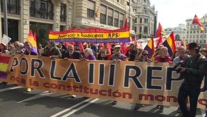 Miles de personas se manifiestan a favor de la República