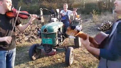 Le groupe "Trio Deutz" interprête "Guitare et Violon avec tracteur"