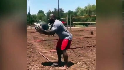 Ils font un volley avec une medecine ball !