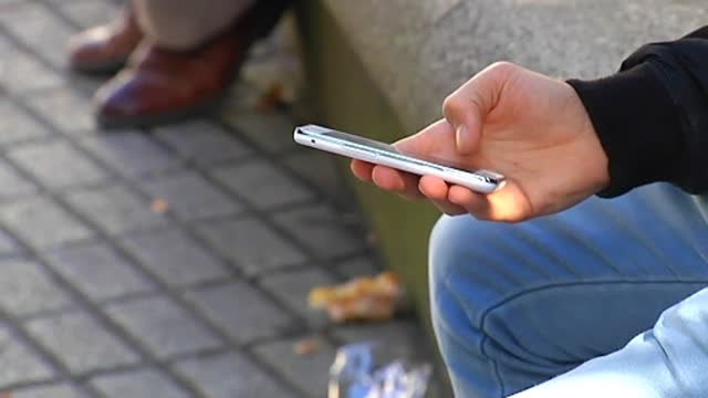 Una mujer condenada a 15 meses de cárcel por espiar el móvil de su marido