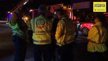 Rescatan a una familia de un incendio en el distrito de Fuencarral