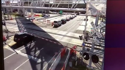 Un vehículo se salta la barrera de seguridad y acaba arrollado por un tren en Orlando