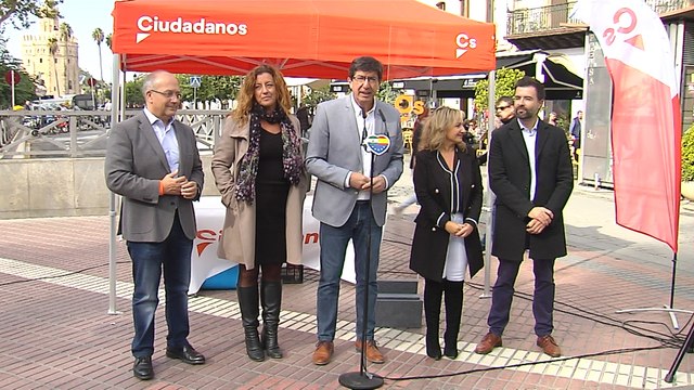 Juan Marín visita una carpa de ciudadanos con militantes y simpatizantes