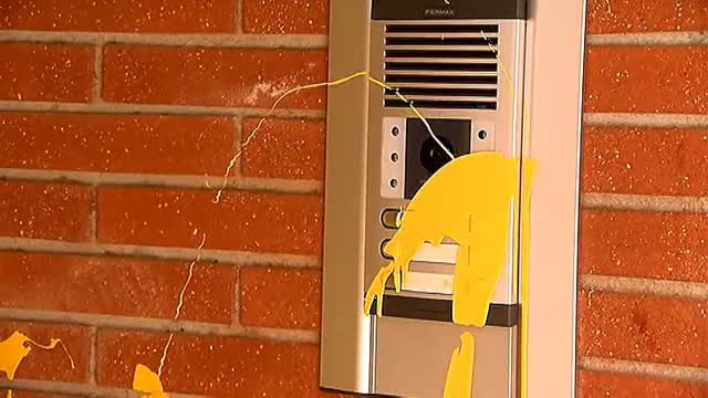 Encapuchados lanzan botes de pintura amarilla contra la fachada de la vivienda del juez Llarena en Sant Cugat