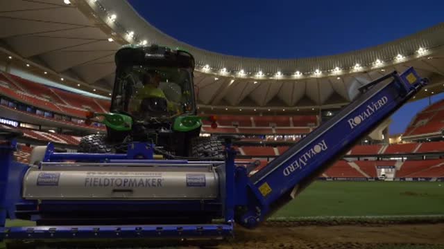 El Atlético cambia el césped del Wanda Metropolitano