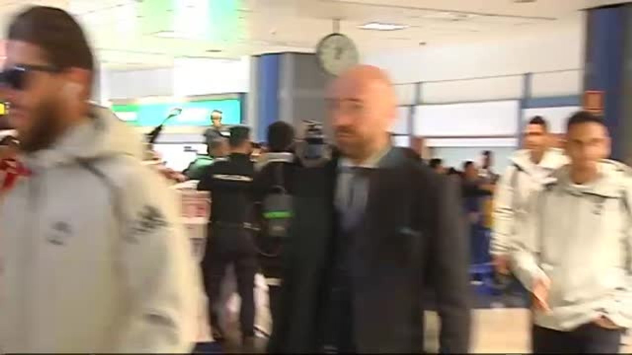 Decenas de aficionados reciben al Real Madrid en Valencia