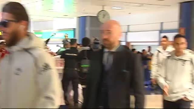 Decenas de aficionados reciben al Real Madrid en Valencia