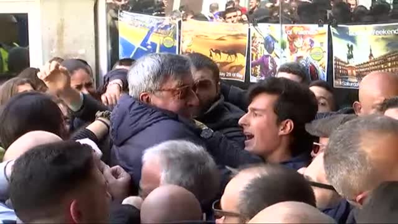 Decenas de estudiantes de la UAB tratan de impedir por la fuerza un acto de Álvarez de Toledo