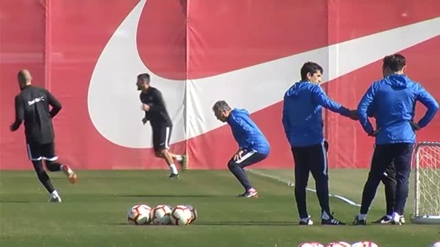 Caparrós muy activo y bromista en el entrenamiento del Sevilla con la vista puesta en el derbi ante el Betis