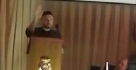 Fin del mitin de Augusto Alvarado con un ¡viva España! y el brazo en alto