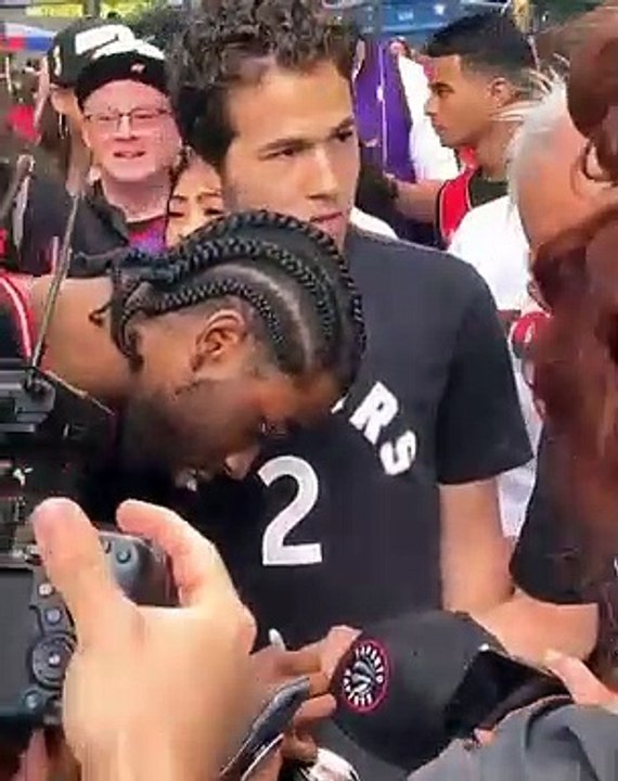 Kawhi Leonard lookalike pranked several fans at the Raptors' championship parade, taking selfies with many of them