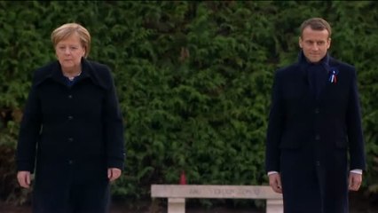 Histórica imagen de Macron y Merkel en el lugar del armisticio de 1918