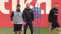 Caparrós dirige el entrenamiento del Sevilla con su habitual energía