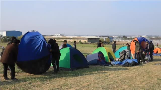 Más de medio millar de inmigrantes intentan cruzar de grecia a Macedonia del Norte