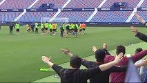 El Levante siente el apoyo de su afición en el entrenamiento a puertas abiertas