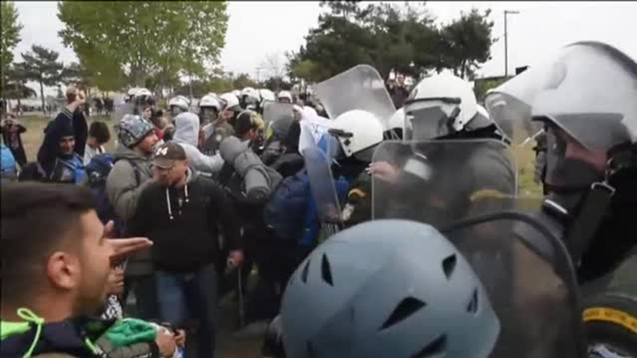 La policía griega dispersa con gases lacrimógenos a cientos de refugiados y migrantes en la frontera con Macedonia del Norte