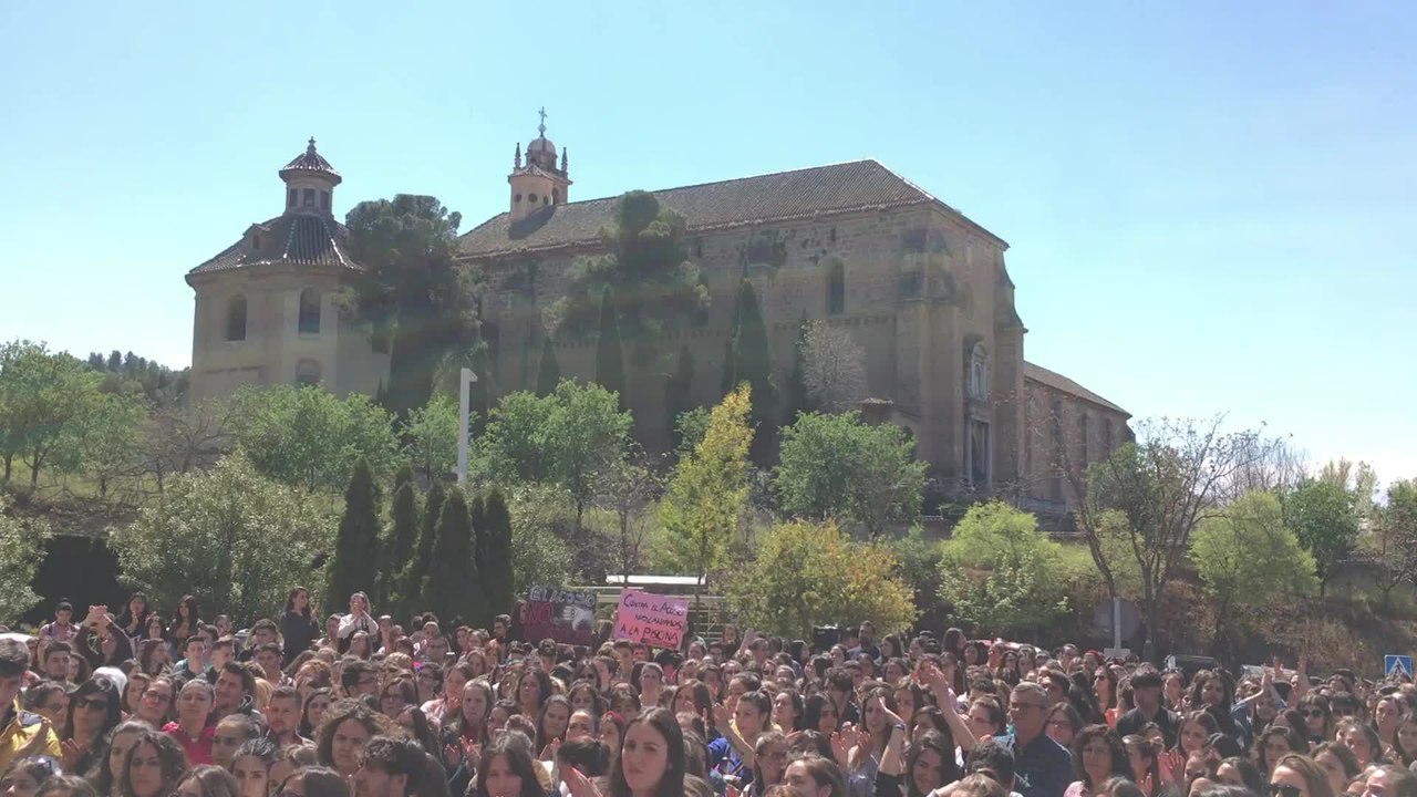 Concentración en la Facultad de Ciencias de la Educación de Granada contra el acoso sexual