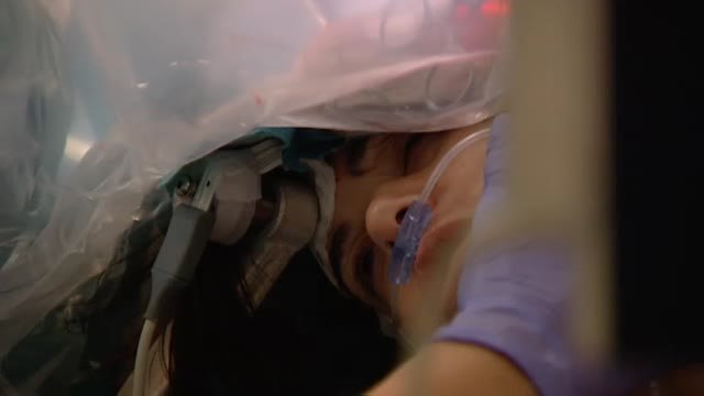 Operación pionera a un joven en Málaga para extirparle un tumor cerebral que le provocaba epilepsia