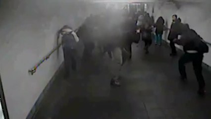 Una cámara captó el momento en que un terrorista suicida se inmola en pleno metro de Nueva York