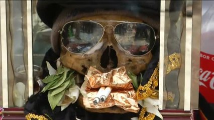Bolivia celebra la fiesta de las 'ñatitas' decorando las calaveras de sus difuntos