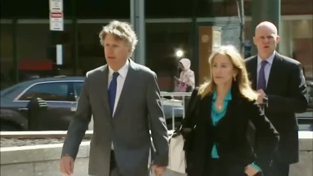 Las actrices Felicity Huffman y Lori Loughlin, ante el juez acusadas de comprar el acceso de sus hijos