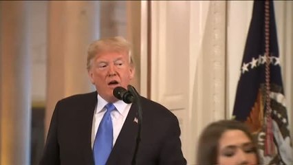 Trump se enzarza con un periodista antes de expulsarle de la Casa Blanca: "Eres el enemigo del pueblo"