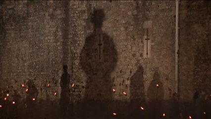 Скачать видео: Reino Unido recuerda el centenario del fin de la I Guerra Mundial encendiendo antorchas en la Torre de Londres