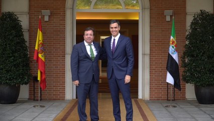 Sánchez se reúne con Vara en La Moncloa