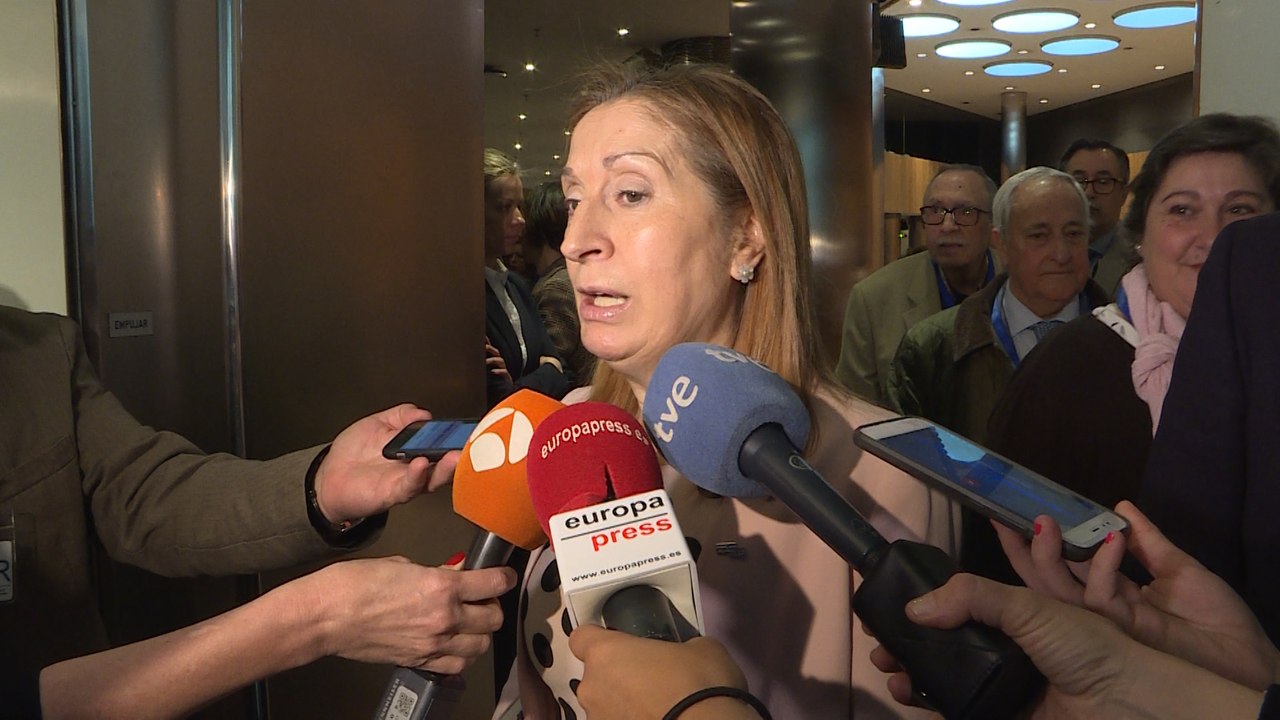 Pastor dice que diputados son los que deciden acreditar o no sus títulos académicos